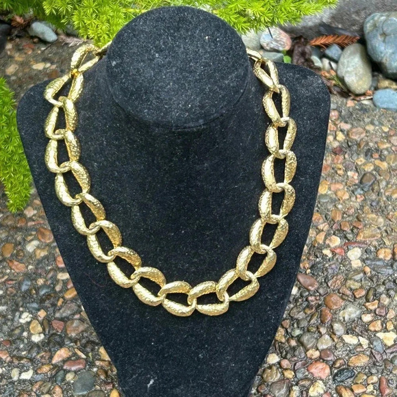 Anne Klein II 80s Hammered Gold Oval Chain Toggle Clasp Necklace Signed - Picture 1 of 5